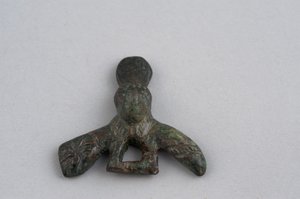 Amulet ve tvaru falusu (bronz)